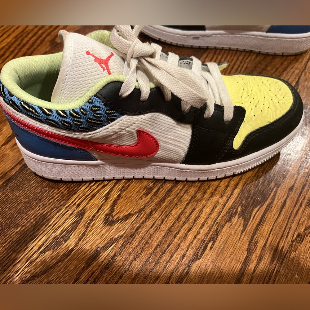 Air Jordan Low Tops Size 6 Y